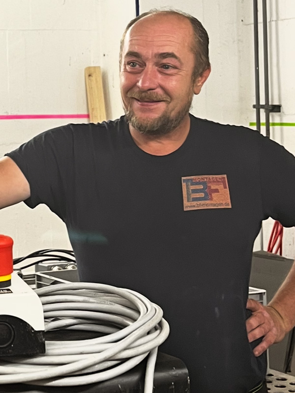 MItarbeiter bei Abbau einer Anlage